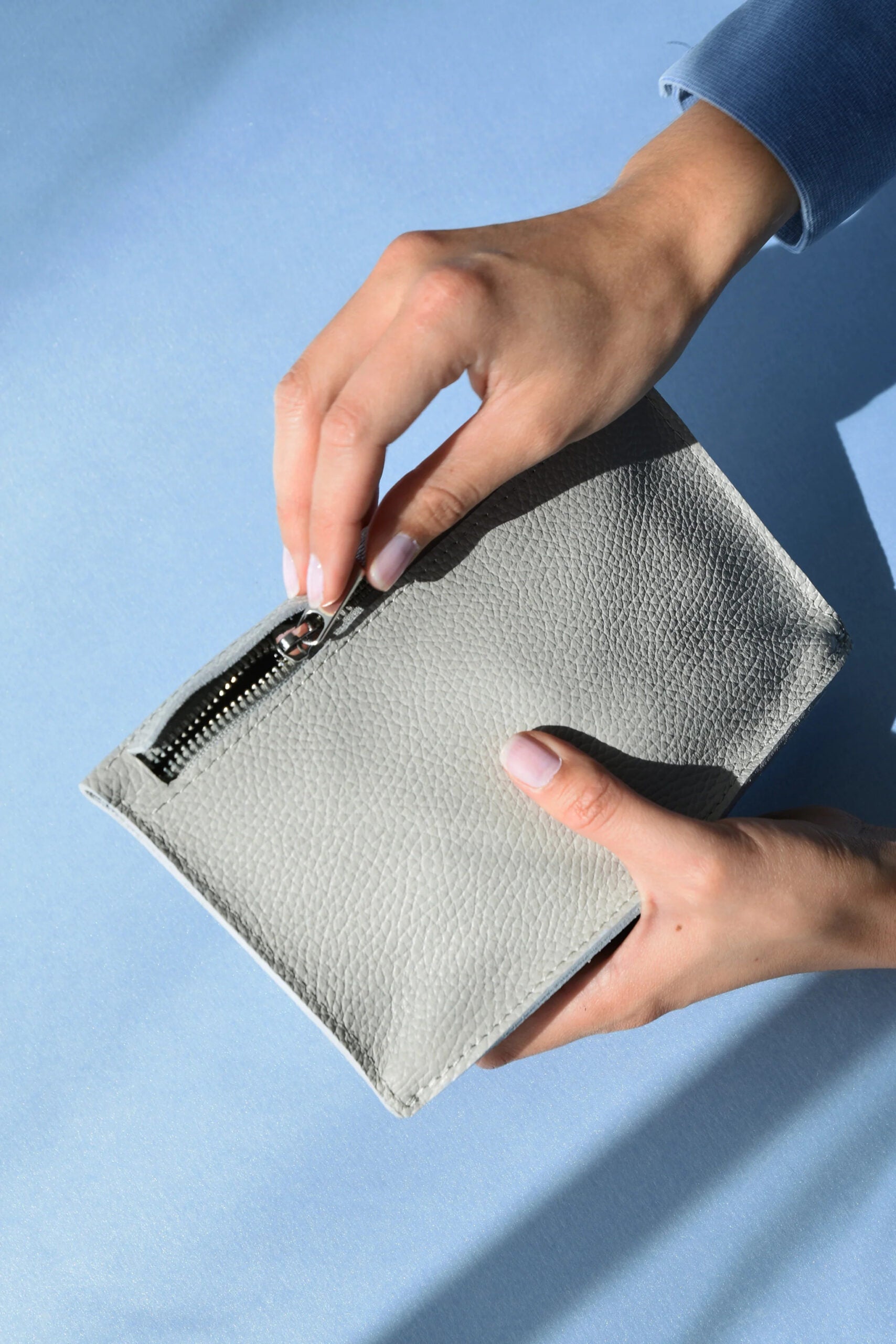 FACET Clutch - Light Grey